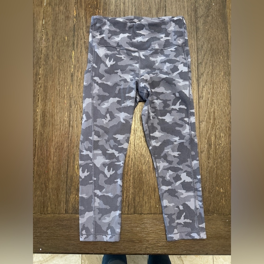 Athleta Ultimate Stash Pocket Texture Camouflage Capri blue Grey Leggings medium